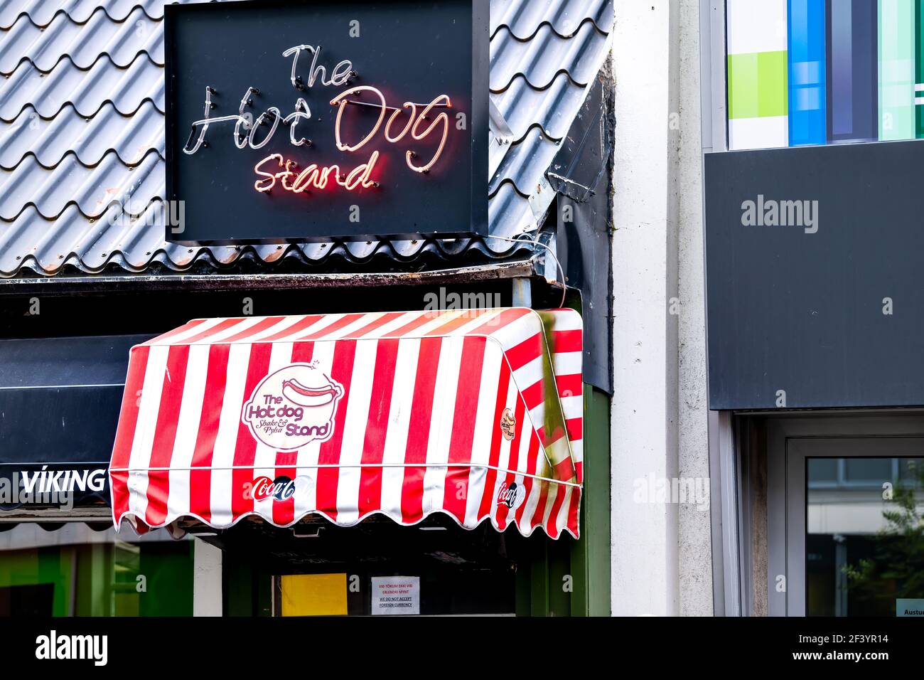 Reykjavik, Islande - 19 juin 2018 : rue au centre de la ville du quartier avec des plats de restaurant de hot dogs locaux colorés Banque D'Images