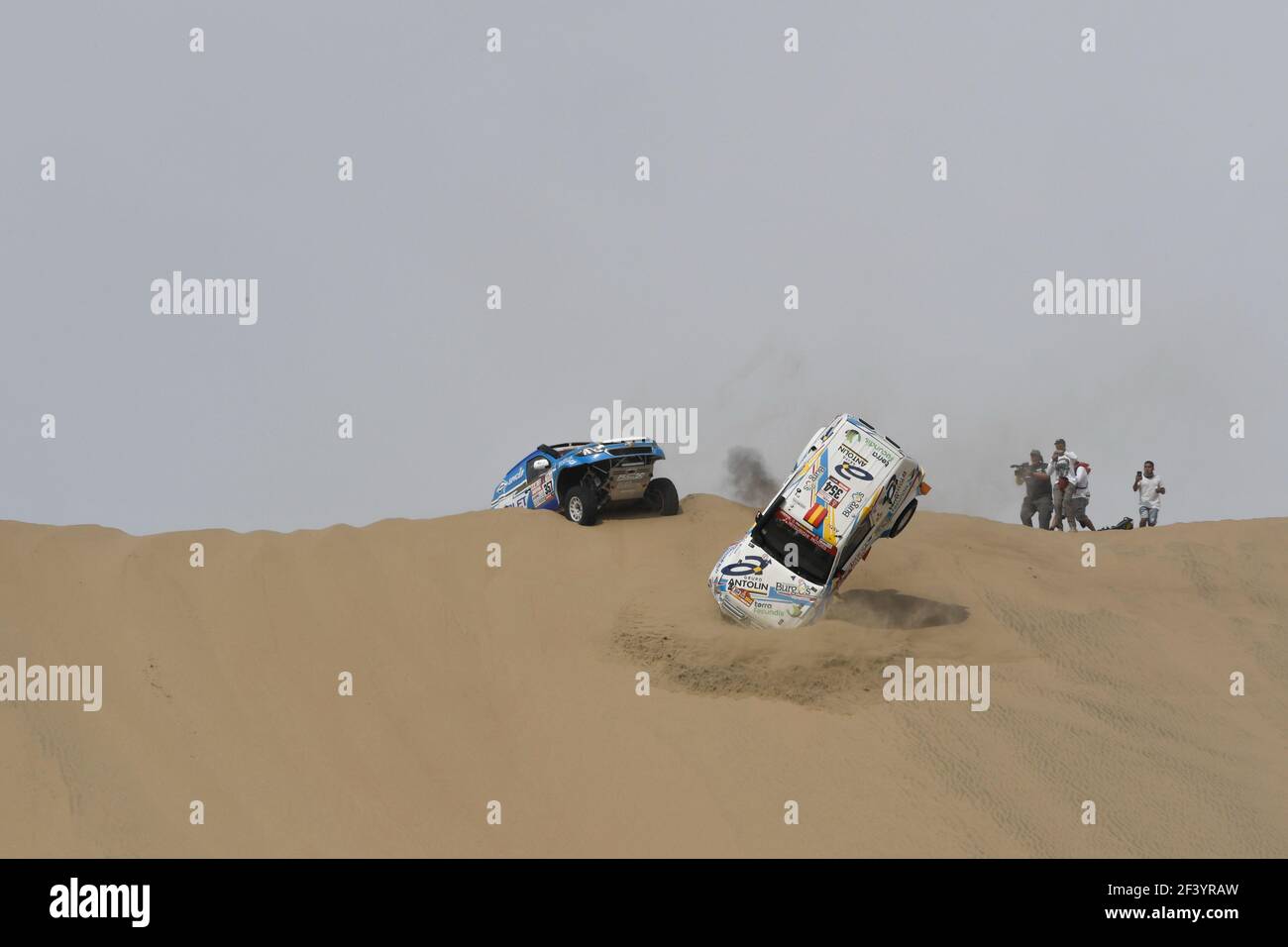 354 GUTIERREZ HERRERO CRISTINA (ESP), MOISET FERRER GABRIEL (ESP), MITSUBISHI, auto, car, 357 GUAYASAMIN SEBASTIAN (ECU), LIPEZ MAURO ESTEBAN (ARG), CHEVROLET, auto, car, action pendant le Dakar 2018, étape 1 Lima à Pisco, Pérou, le 6 janvier - photo Eric Vargiolu / DPPI Banque D'Images