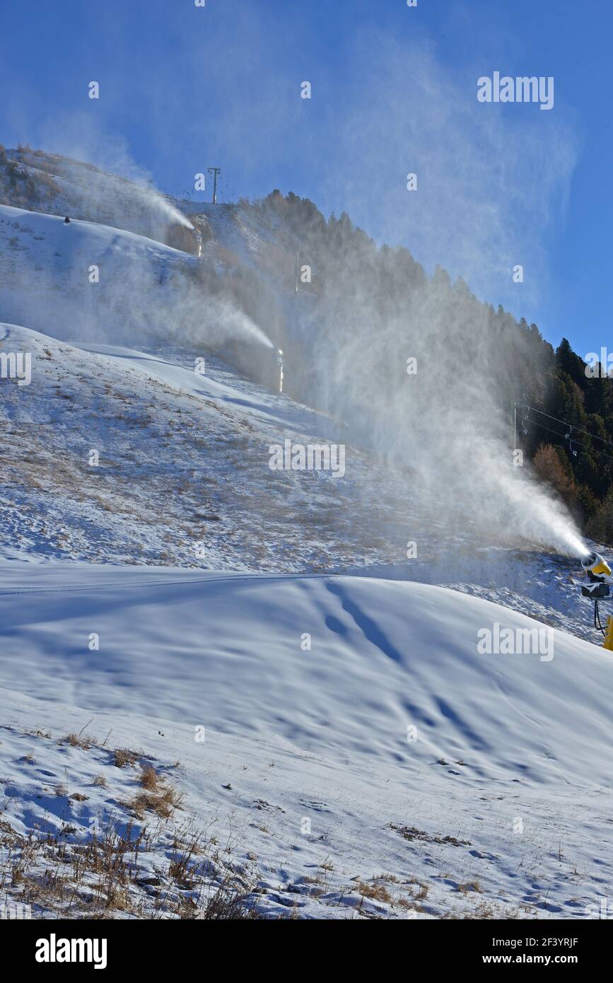Canons à neige en service sur une piste de ski à l' début de saison Banque D'Images