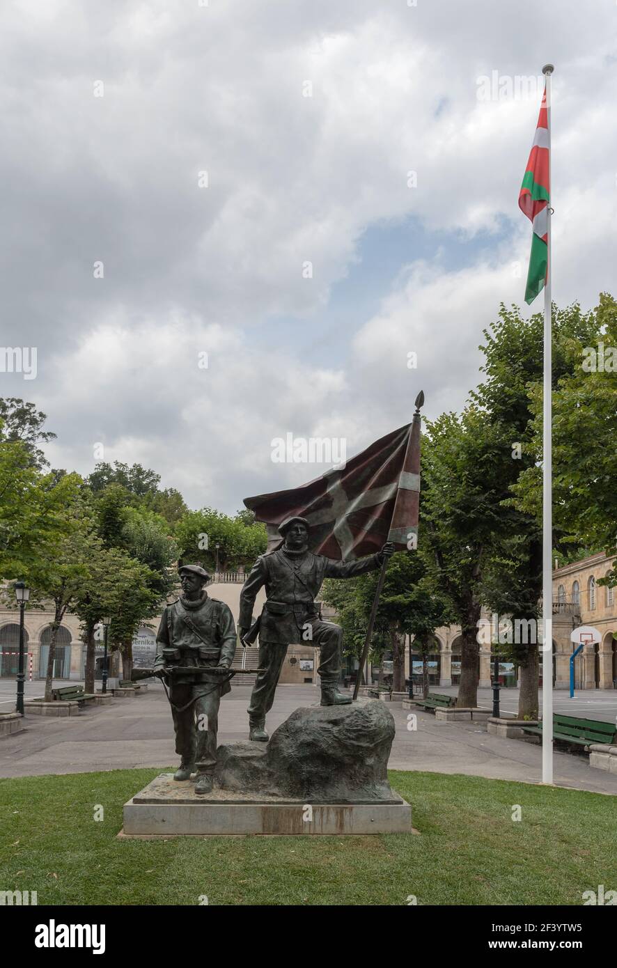 Sculpture en bronze intitulée hommage aux Gudaris, Guernica, pays basque, Espagne Banque D'Images