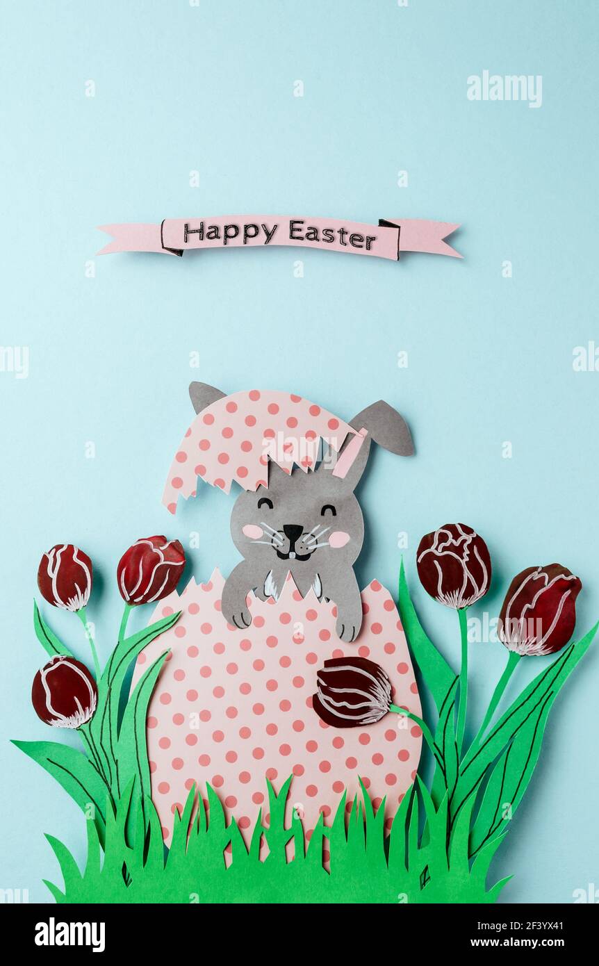 Cartes de papier DIY avec l'inscription Happy Easter.Volumetric cartes de vœux ou invitations avec lapin dans un grand oeuf décoré entouré par tulipes o Banque D'Images