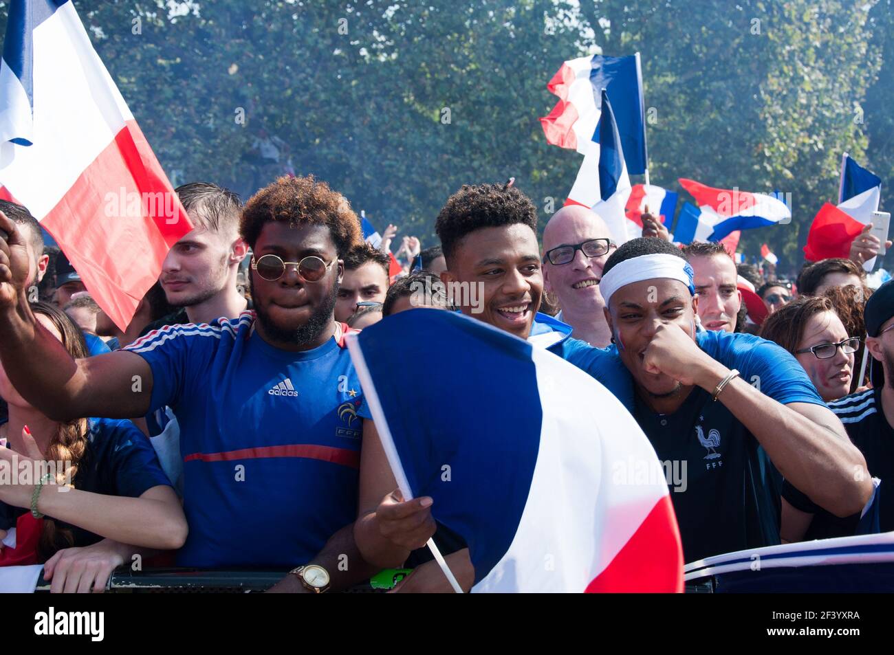 PARIS, FRANCE - 15 JUILLET 2018 : finale de la coupe du monde 2018 au champ de Mars, où des milliers de fans de l'équipe française ont regardé le match. Banque D'Images