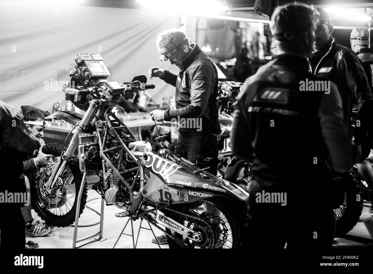 19 MEO ANTOINE (FRA), KTM, moto, travaillant tard sur bivouac, pendant le Dakar 2018, étape 5 San Juan de Marcona à Arequipa, Pérou, janvier 10, Pérou, janvier 9 - photo Florent Gooden / DPPI Banque D'Images