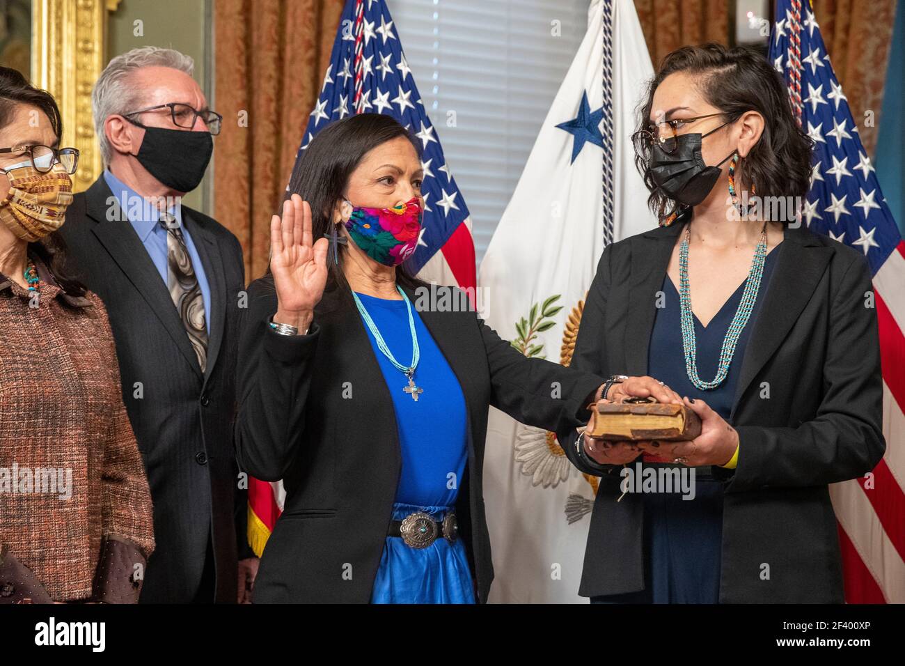Washington, États-Unis. 18 mars 2021. Debra Haaland, avec sa fille Somah Haaland (R) et des membres de sa famille, participe à sa cérémonie de prestation de serment en tant que secrétaire de l'intérieur au bureau de cérémonie du vice-président dans le bâtiment Eisenhower Executive Office à Washington, DC, USA, 18 mars 2021. Debra Haaland est la première personne amérindienne à être secrétaire du Cabinet présidentiel. Credit: SIPA USA/Alay Live News Banque D'Images