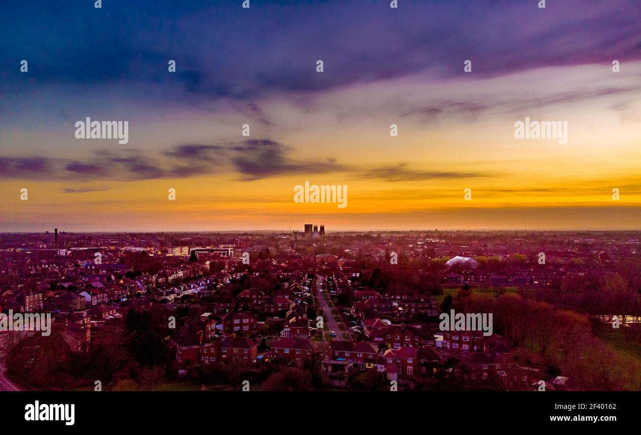 Vue aérienne de York, vue sud-ouest au coucher du soleil avec York Minster au loin. ROYAUME-UNI Banque D'Images