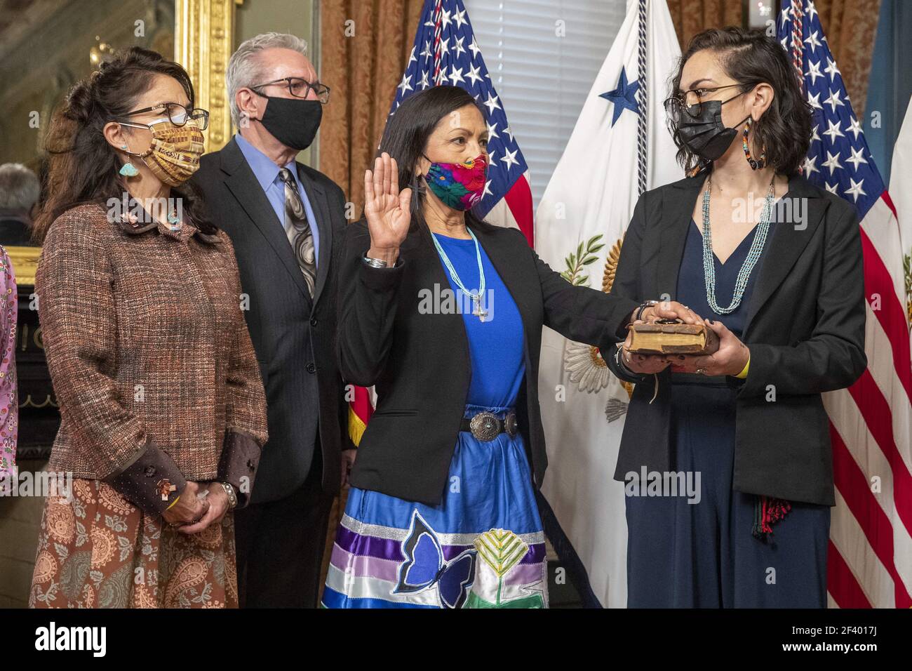 Debra Haaland, avec sa fille Somah Haaland (R) et des membres de sa famille, participe à sa cérémonie de prestation de serment en tant que secrétaire de l'intérieur au bureau de cérémonie du vice-président dans le bâtiment Eisenhower Executive Office à Washington, DC, USA, 18 mars 2021. Debra Haaland est la première personne amérindienne à être secrétaire du Cabinet présidentiel. Banque D'Images
