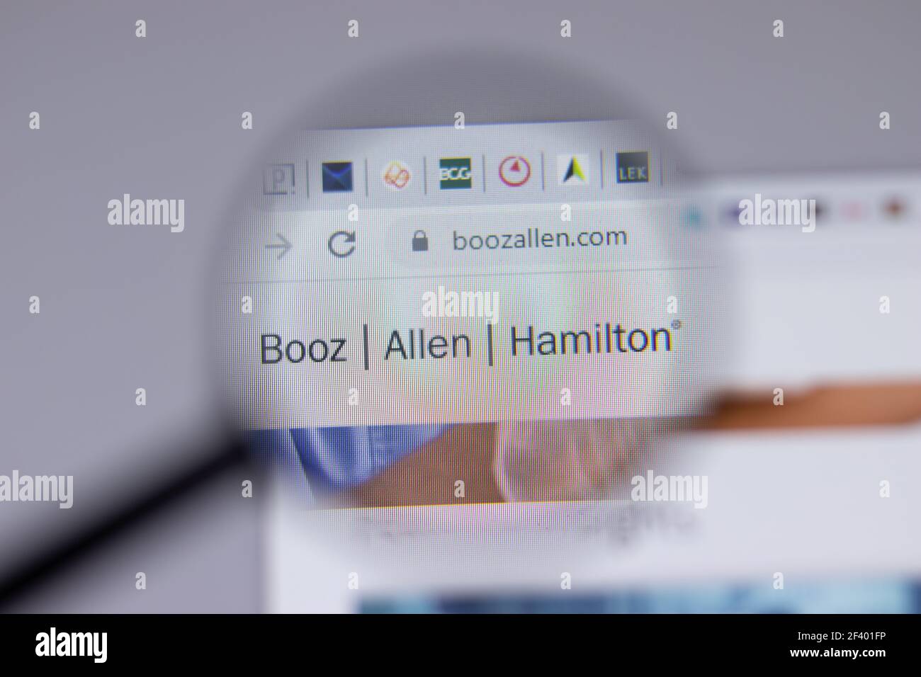 New York, Etats-Unis - 18 mars 2021 : icône du logo de la société Booz Allen Hamilton sur le site Web, Editorial Banque D'Images