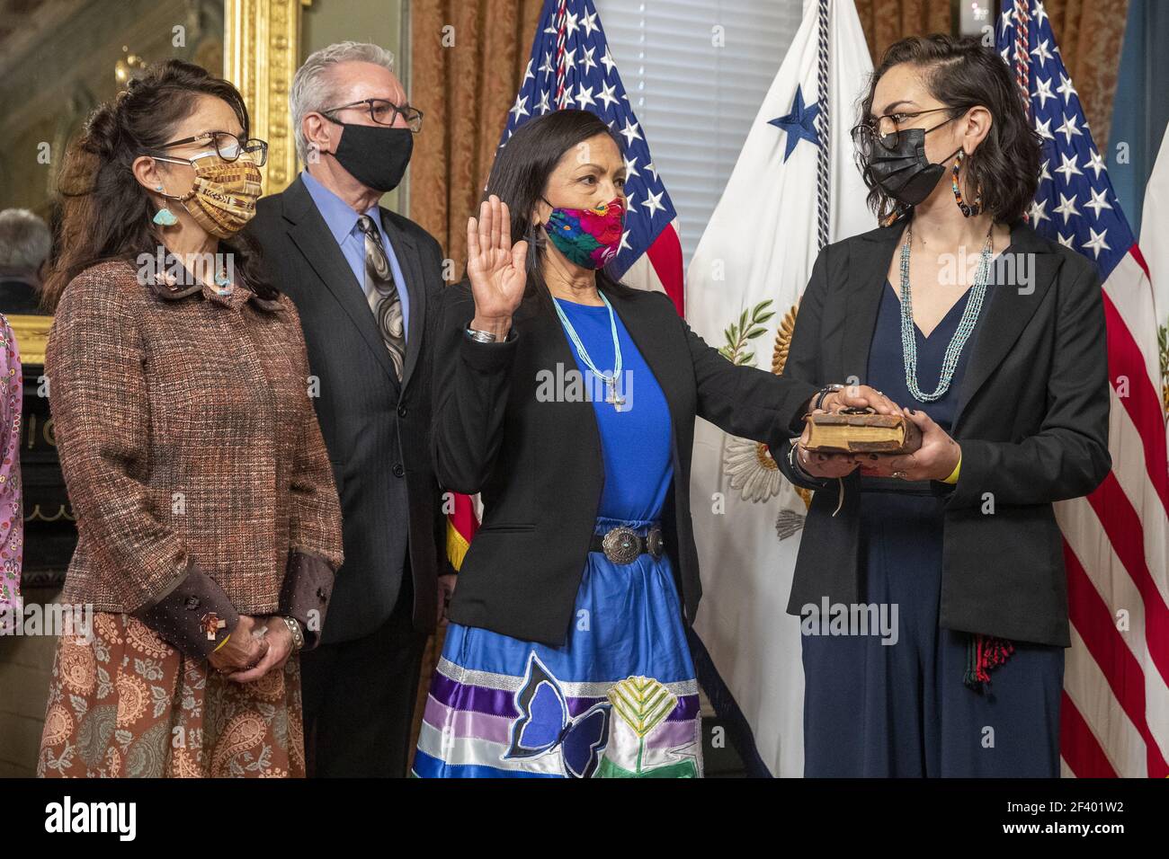 LE vice-président AMÉRICAIN Kamala Harris (R) participe à la cérémonie de prestation de serment de Debra Haaland (3-L), avec sa fille Somah Haaland et des membres de sa famille, en tant que secrétaire de l'intérieur au bureau de cérémonie du vice-président dans le bâtiment Eisenhower Executive Office à Washington, DC, le 18 2021 mars. Debra Haaland est la première personne amérindienne à être secrétaire du Cabinet présidentiel. Photo de Shawn Thew/UPI Banque D'Images