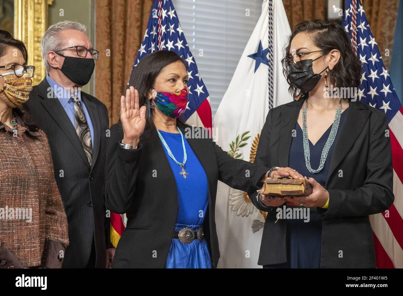 LE vice-président AMÉRICAIN Kamala Harris (R) participe à la cérémonie de prestation de serment de Debra Haaland (3-L), avec sa fille Somah Haaland et des membres de sa famille, en tant que secrétaire de l'intérieur au bureau de cérémonie du vice-président dans le bâtiment Eisenhower Executive Office à Washington, DC, le 18 2021 mars. Debra Haaland est la première personne amérindienne à être secrétaire du Cabinet présidentiel. Photo de Shawn Thew/UPI Banque D'Images