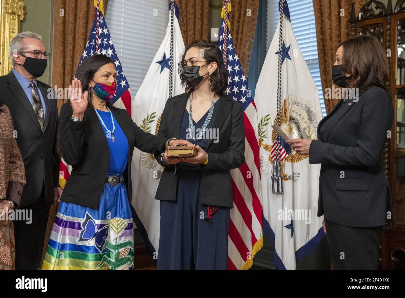 LE vice-président AMÉRICAIN Kamala Harris (R) participe à la cérémonie de prestation de serment de Debra Haaland (3-L), avec sa fille Somah Haaland et des membres de sa famille, en tant que secrétaire de l'intérieur au bureau de cérémonie du vice-président dans le bâtiment Eisenhower Executive Office à Washington, DC, le 18 2021 mars. Debra Haaland est la première personne amérindienne à être secrétaire du Cabinet présidentiel. Photo de Shawn Thew/UPI Banque D'Images