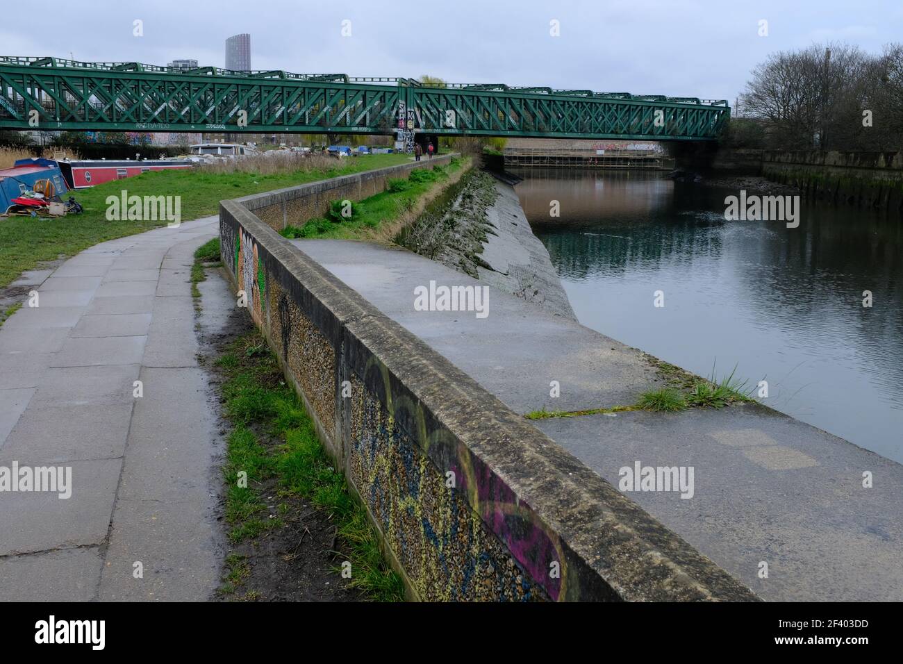 LONDRES - 18 MARS 2021 : Hammersmith and City, et le pont de la ligne de train District qui traverse la rivière Lea à Bromley par Bow, est de Londres. Banque D'Images