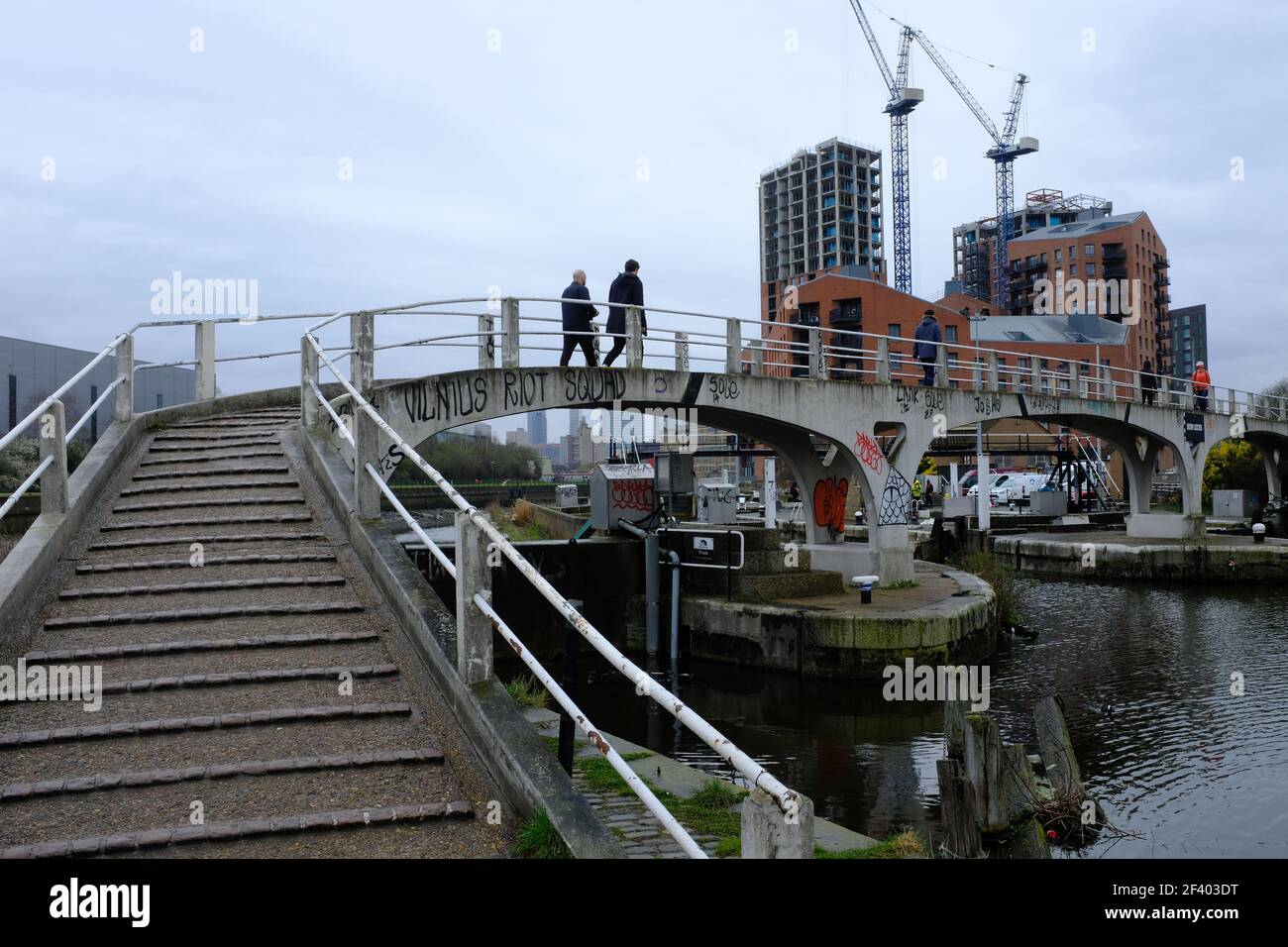 LONDRES - 18 MARS 2021 : écluse Bow au-dessus de la rivière Lea et de Limehouse Cut dans l'est de Londres. Banque D'Images