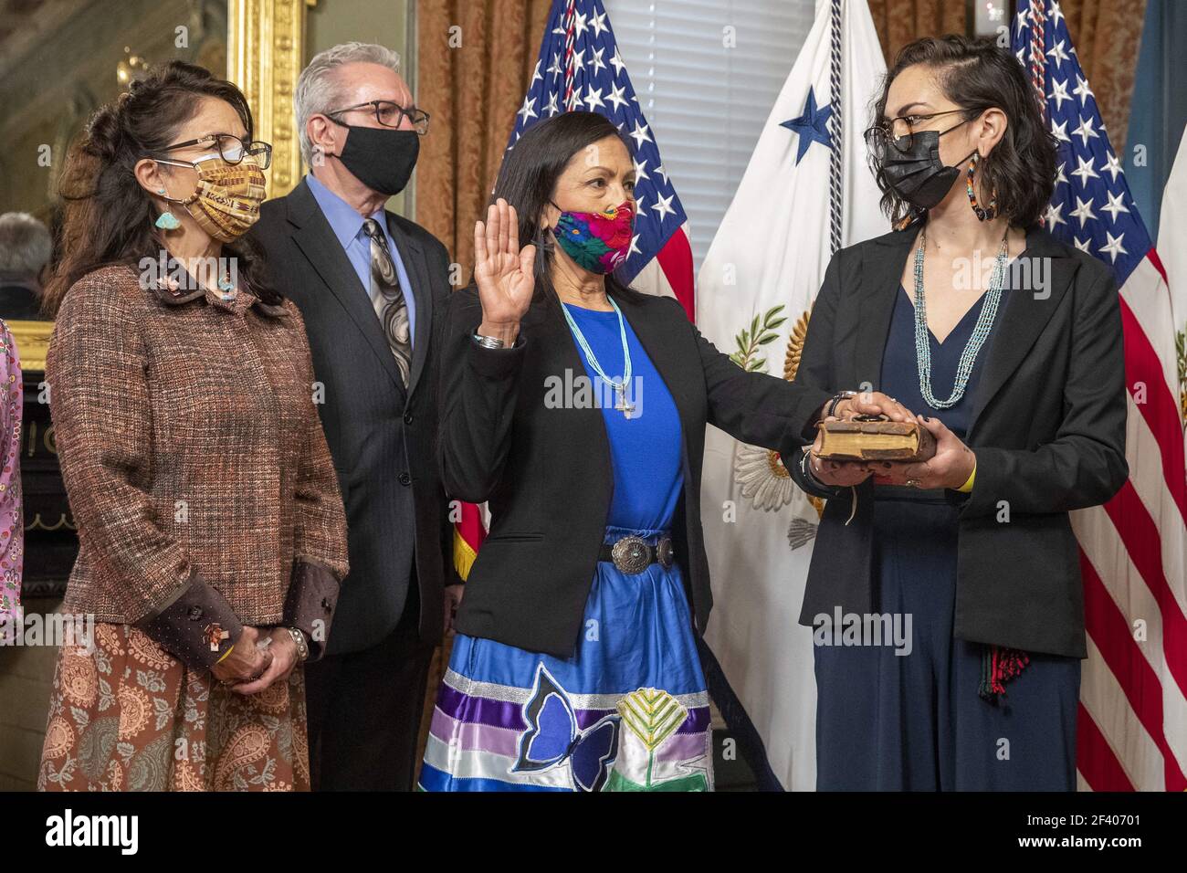 Debra Haaland, avec sa fille Somah Haaland (R) et des membres de sa famille, participe à sa cérémonie de prestation de serment en tant que secrétaire de l'intérieur au bureau de cérémonie du vice-président dans le bâtiment Eisenhower Executive Office à Washington, DC, USA, 18 mars 2021. Debra Haaland est la première personne amérindienne à être secrétaire du Cabinet présidentiel. Banque D'Images