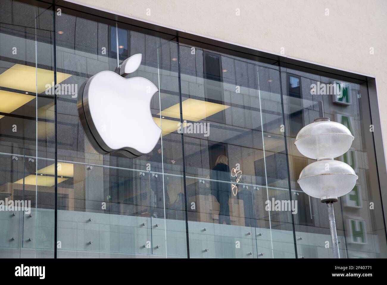 Apple Store. Menschen Shoppen in München am 18.3.2021. - les gens font du shopping à Munich, en Allemagne, le 18 2021 mars. (Photo par Alexander Pohl/Sipa USA) crédit: SIPA USA/Alay Live News Banque D'Images