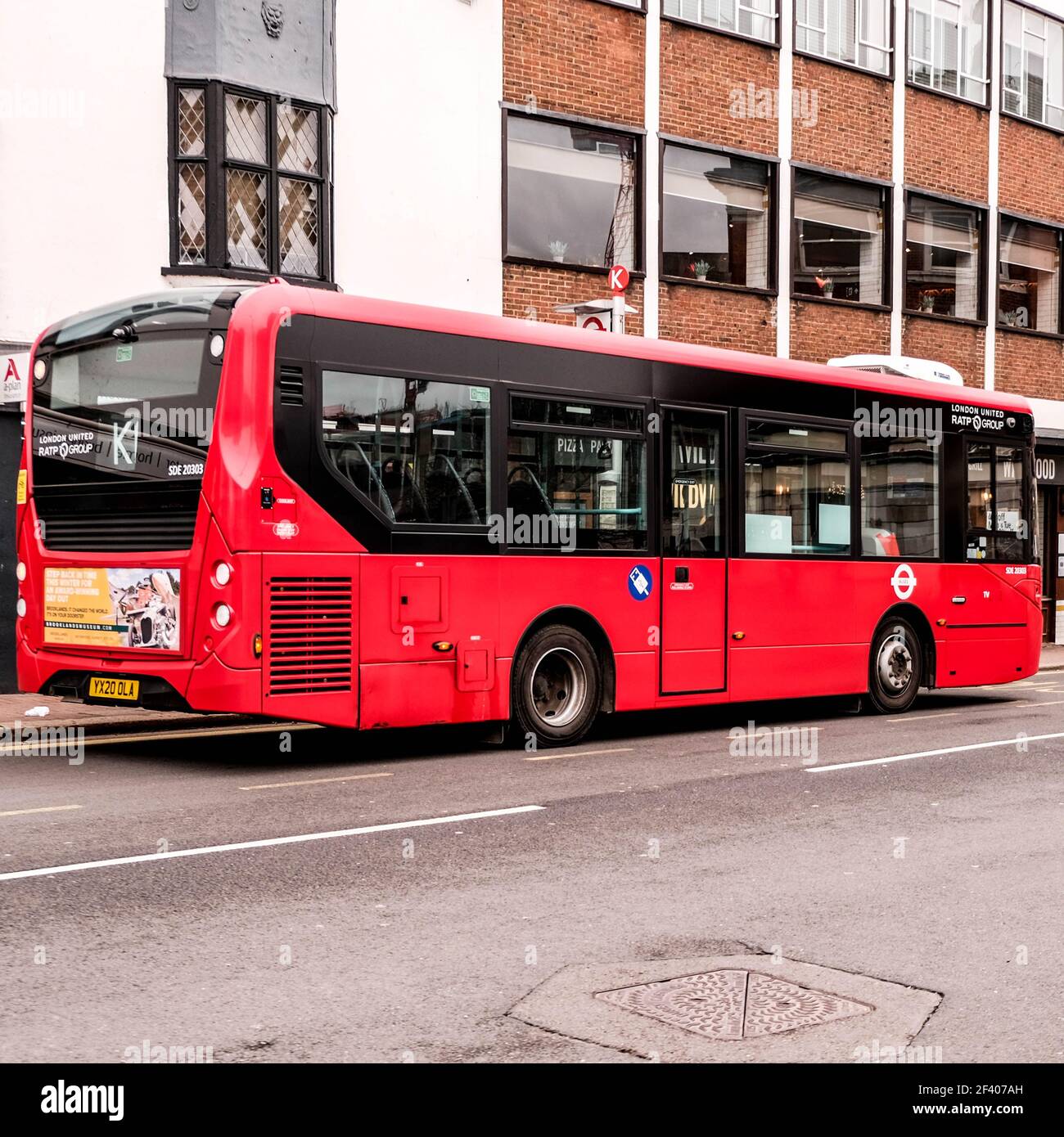 Londres, Royaume-Uni, mars 18 2021, traditionnel Red Single Deck public transport bus Banque D'Images