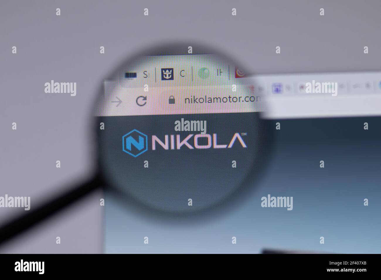 New York, Etats-Unis - 18 mars 2021 : icône du logo de la société Nikola Corporation sur le site Web, Editorial Banque D'Images