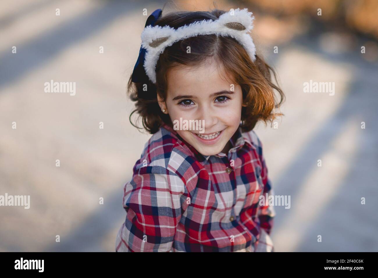 Adorable petite fille Happy smiling outdoors. Banque D'Images
