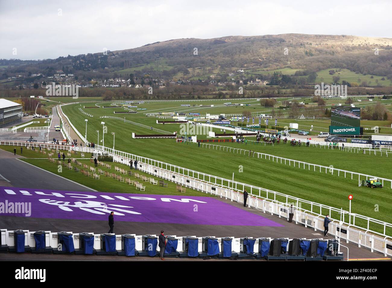 Une vue générale en face de la tribune principale vide alors que le champ fait leur chemin dans le Paddy Power plate Handicap Chase pendant le troisième jour du Cheltenham Festival à Cheltenham Racecourse. Date de la photo: Jeudi 18 mars 2021. Banque D'Images Une vue générale en face de la tribune principale vide alors que le champ fait leur chemin dans le Paddy Power plate Handicap Chase pendant le troisième jour du Cheltenham Festival à Cheltenham Racecourse. Date de la photo: Jeudi 18 mars 2021. Banque D'Images