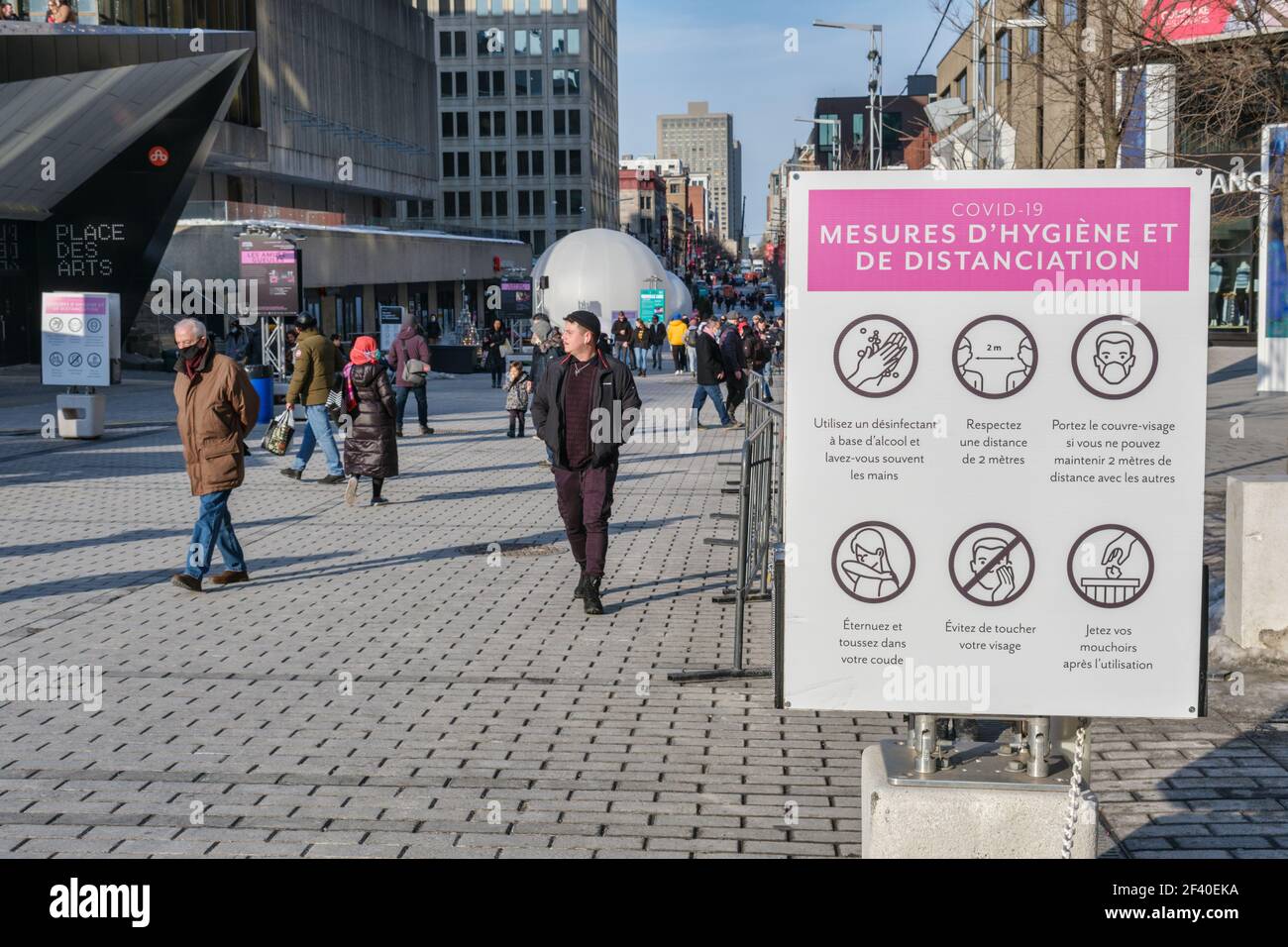 Montréal, CA - 10 mars 2021 : affiche des directives de sécurité covid-19 en français dans le centre-ville de Montréal Banque D'Images