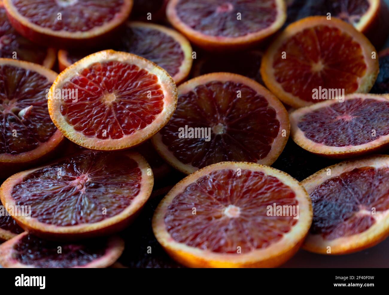 Fond de fruit orange rouge. Tranches d'orange juteuse. Nourriture. Concept d'été. Gros plan sur la lumière. Banque D'Images Fond de fruit orange rouge. Tranches d'orange juteuse. Nourriture. Concept d'été. Gros plan sur la lumière. Banque D'Images