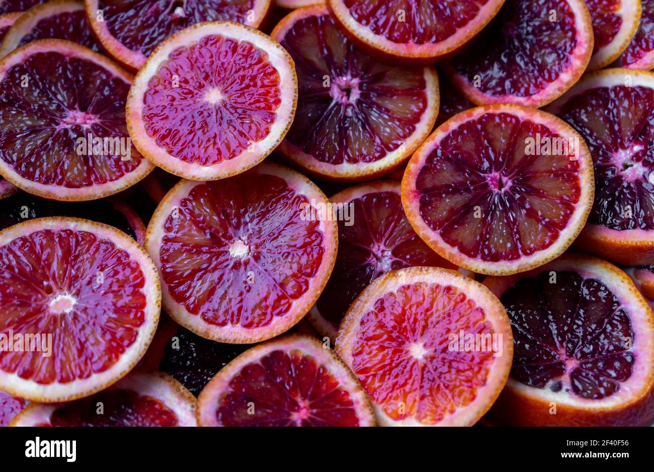 Fond de fruit orange rouge. Tranches d'orange juteuse. Nourriture. Concept d'été. Gros plan sur la lumière. Banque D'Images