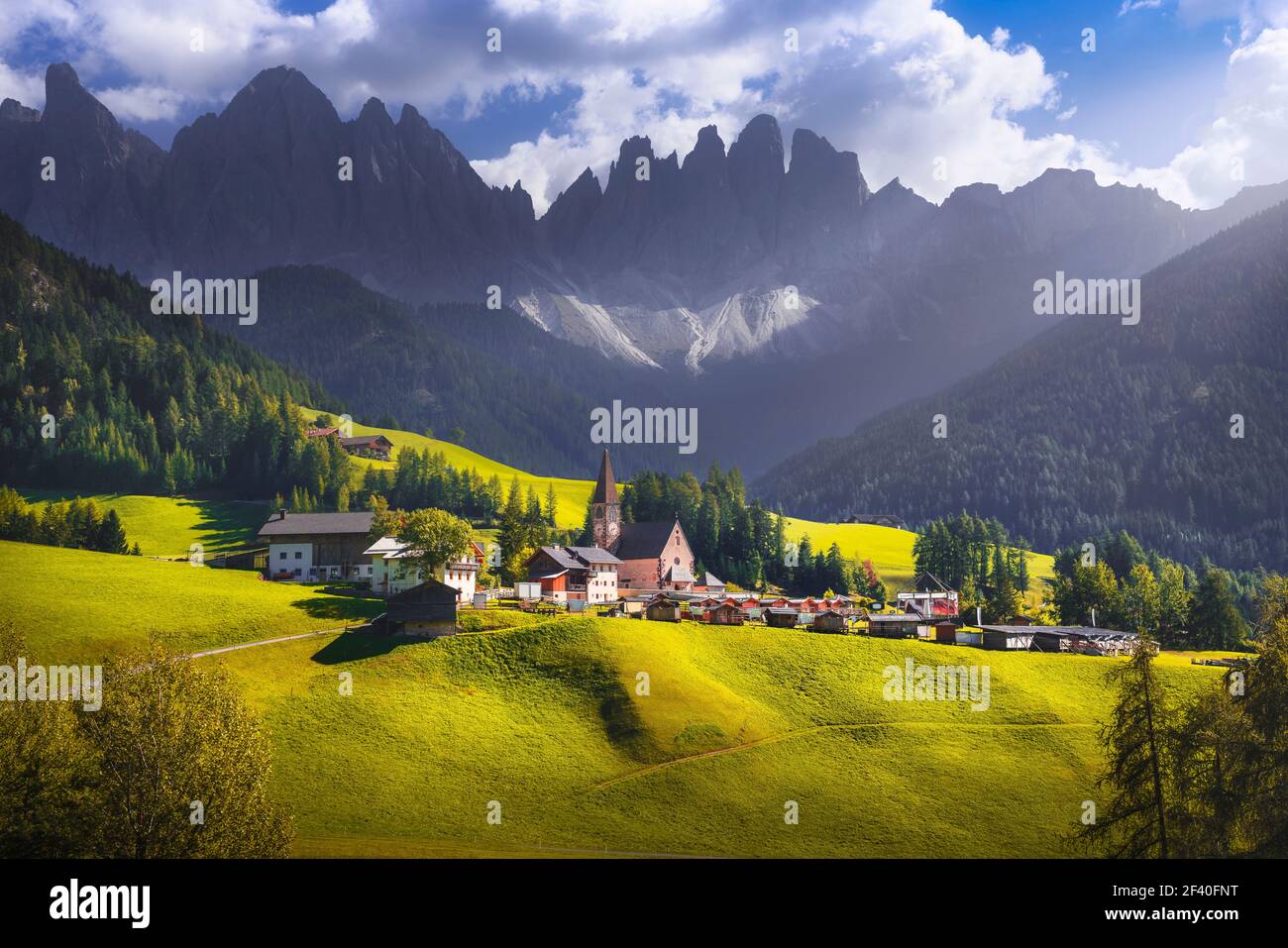 Alpes Dolomites, vue sur l'église Santa Magdalena et montagnes Odle dans la vallée de Funes, Trentin-Haut-Adige Sud Tyrol, Italie, Europe Banque D'Images