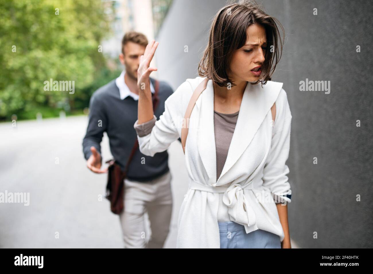 Une jeune femme triste et un homme en plein air dans la rue ayant des problèmes de relation Banque D'Images