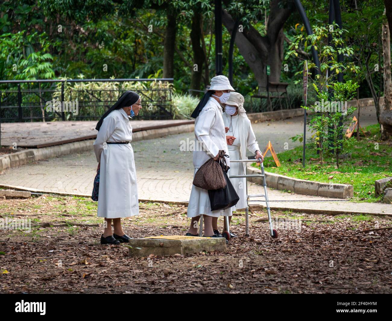 Medellin, Colombie - janvier 7 2021 : les anciens nonnes latins marchant dans un parc public le matin Banque D'Images