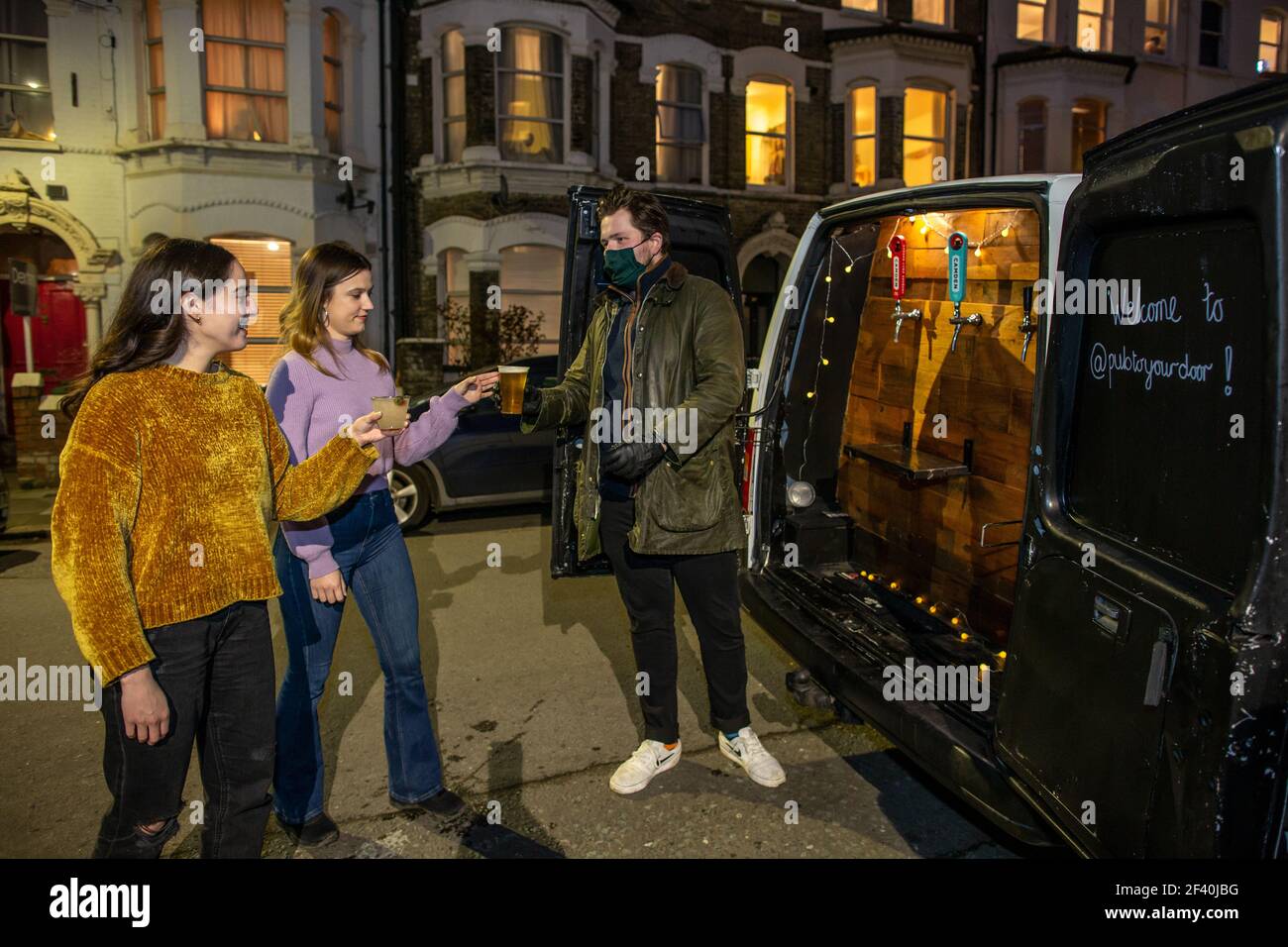 Pub on Wheels, un minibus qui sert de la bière à la pression et une sélection de boissons alcoolisées à la porte, service de dépôt qui est devenu populaire pendant le confinement. Banque D'Images