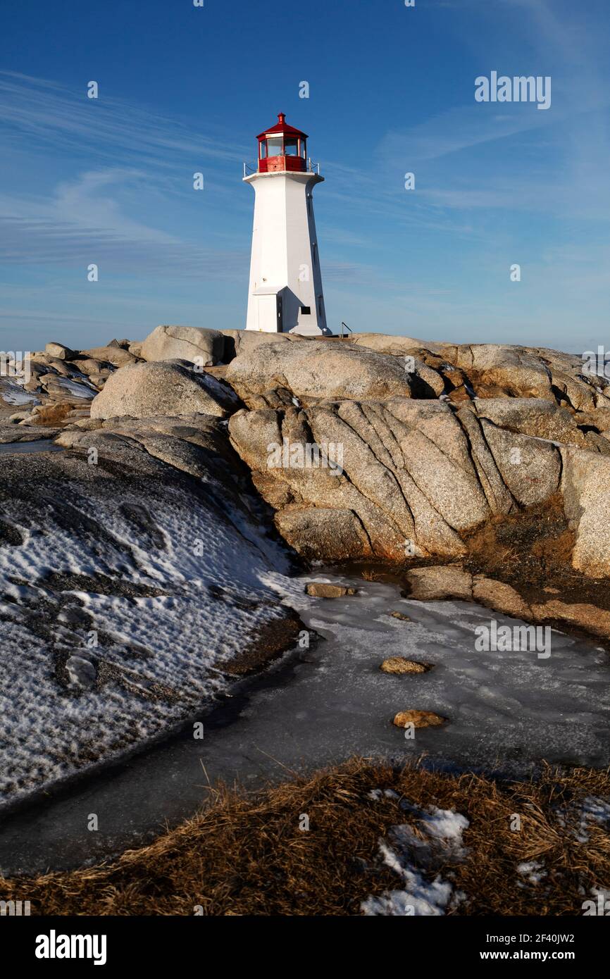 Une journée glaciale au phare de Peggys point à Peggy's Cove, en Nouvelle-Écosse, au Canada. Le phare octogonal a été construit en 1914. Banque D'Images