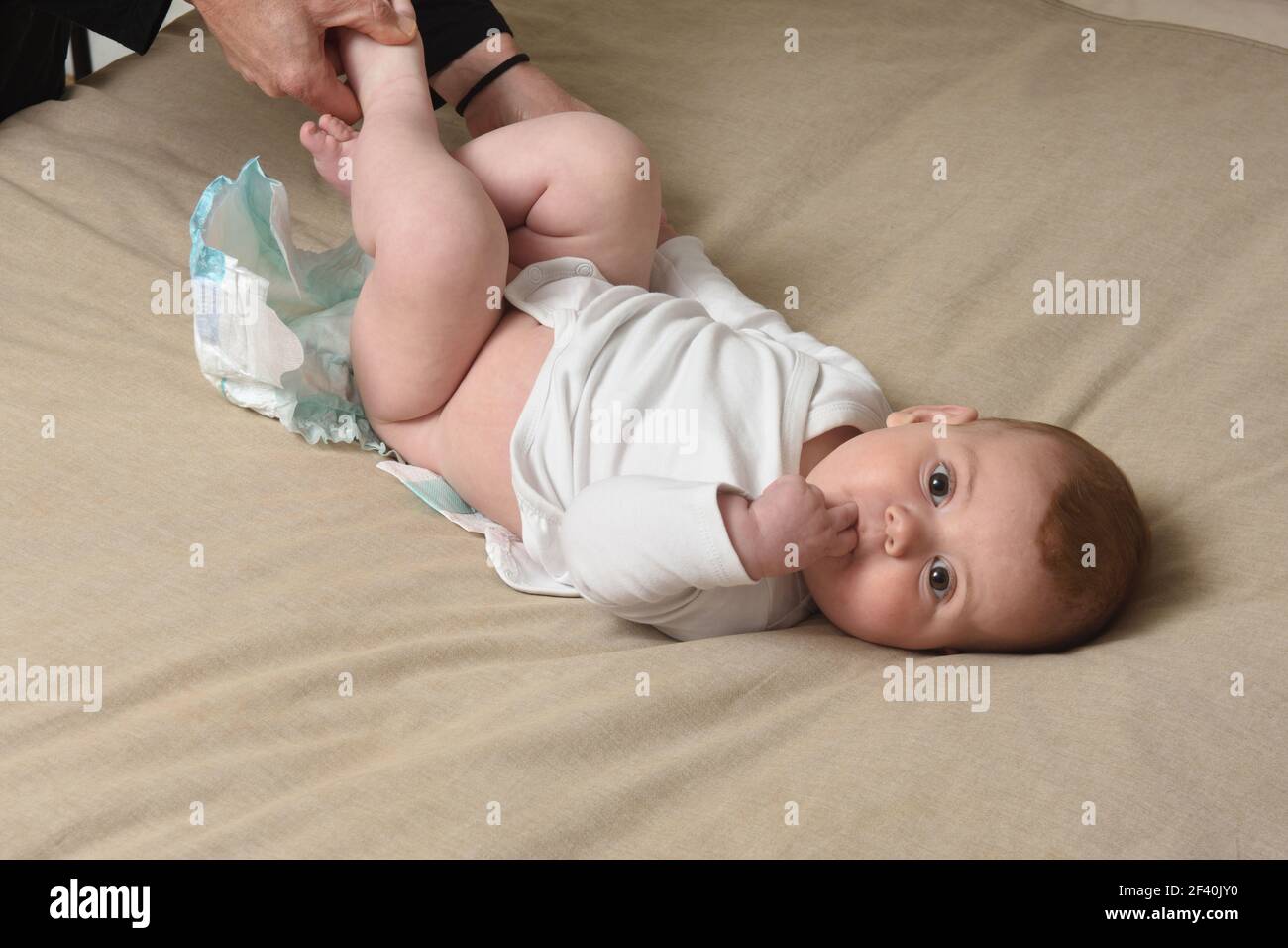 Changer De Couches Pour Un Bebe Allonge Dans Le Lit Avec Les Doigts Dans La Bouche Et Regardant L Appareil Photo Photo Stock Alamy Changer De Couches Pour Un Bebe Allonge Dans Le Lit Avec Les Doigts Dans La Bouche Et Regardant L Appareil Photo Photo Stock Alamy