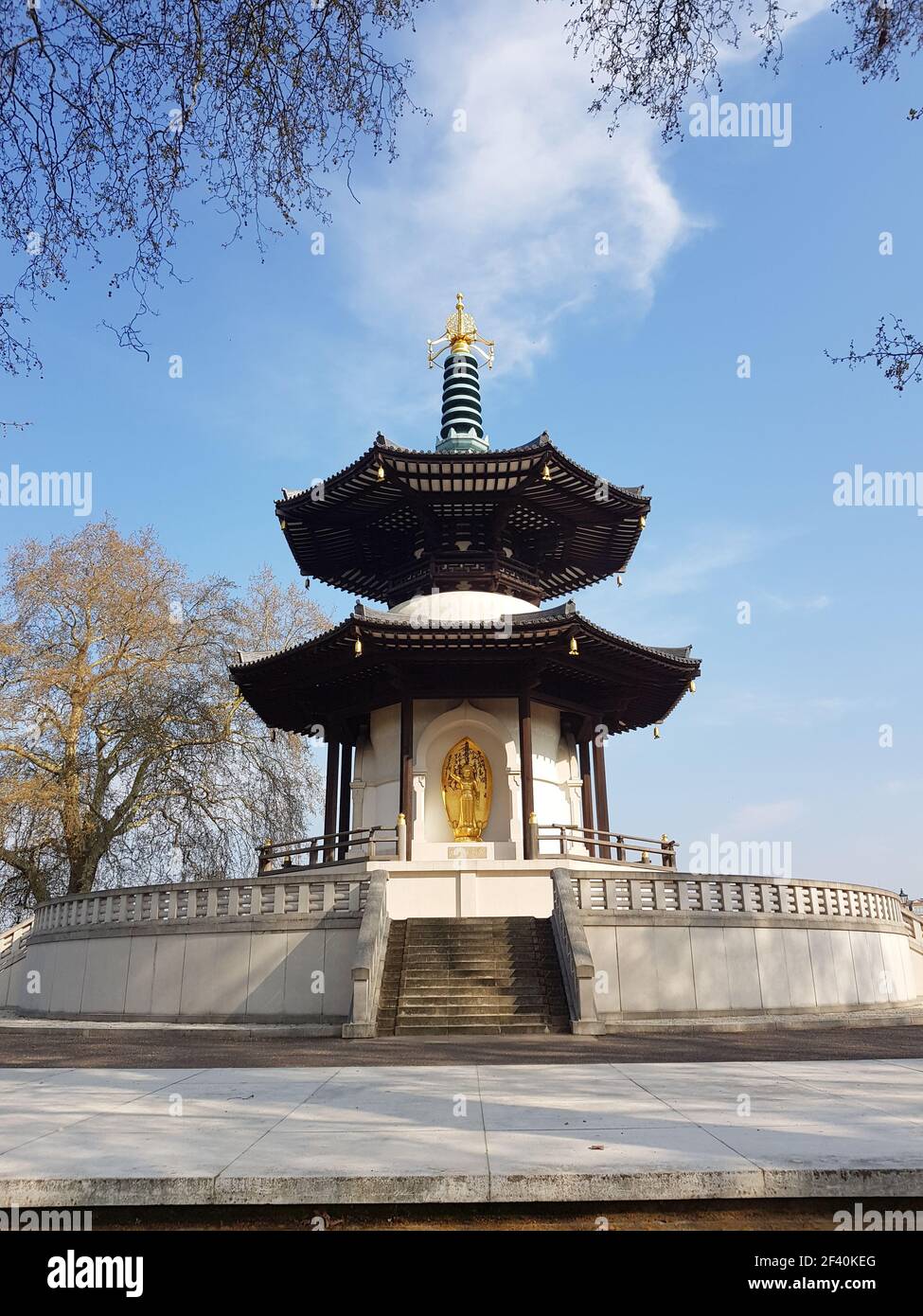 Temple bouddhiste japonais de la pagode de la paix à Battersea Park près de la Tamise, Londres, Royaume-Uni. Temple de la Pagode de la paix à Battersea Park près de la Tamise, Londres, Royaume-Uni Banque D'Images