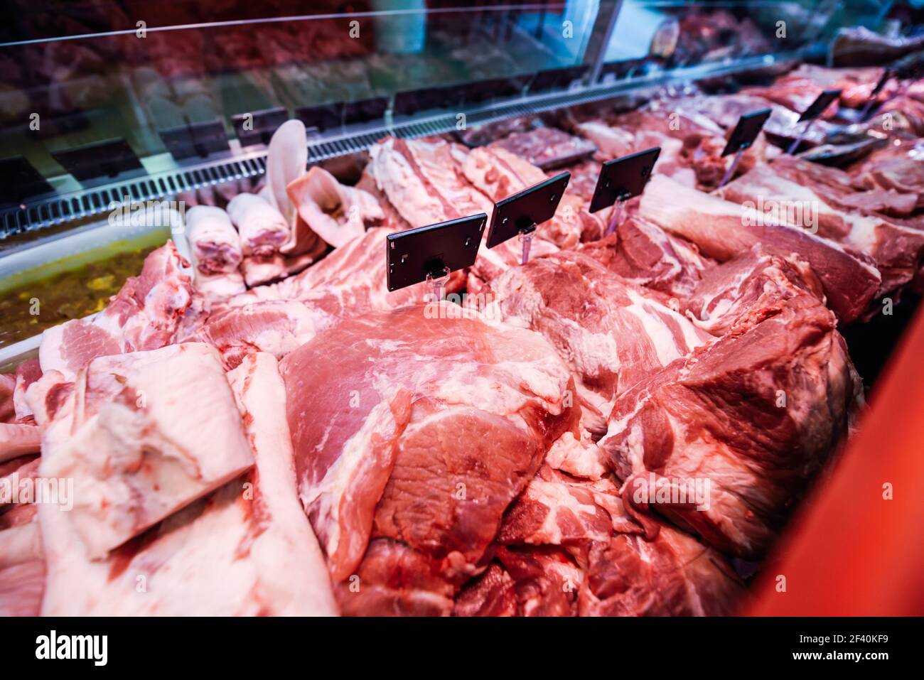 Viande rouge fraîche brute à la boucher en vitrine réfrigérée . Viande rouge fraîche brute à la boucher Banque D'Images