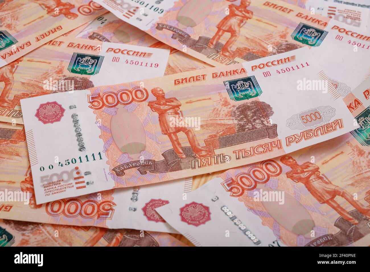 5000 roubles de fond. Billets de banque russes sous différents angles. Banque D'Images
