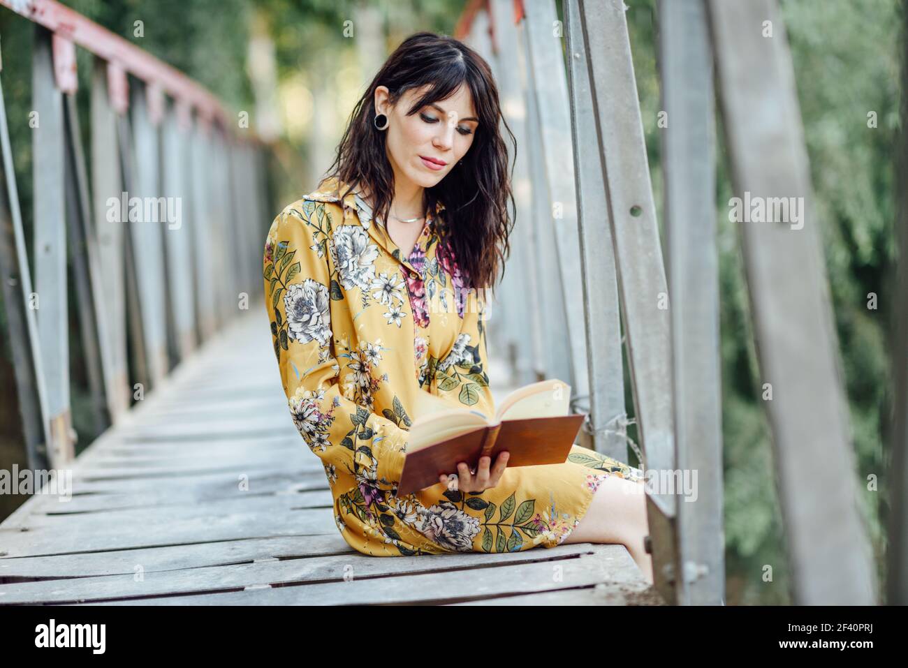 Pont fleuri femme Banque de photographies et d’images à haute