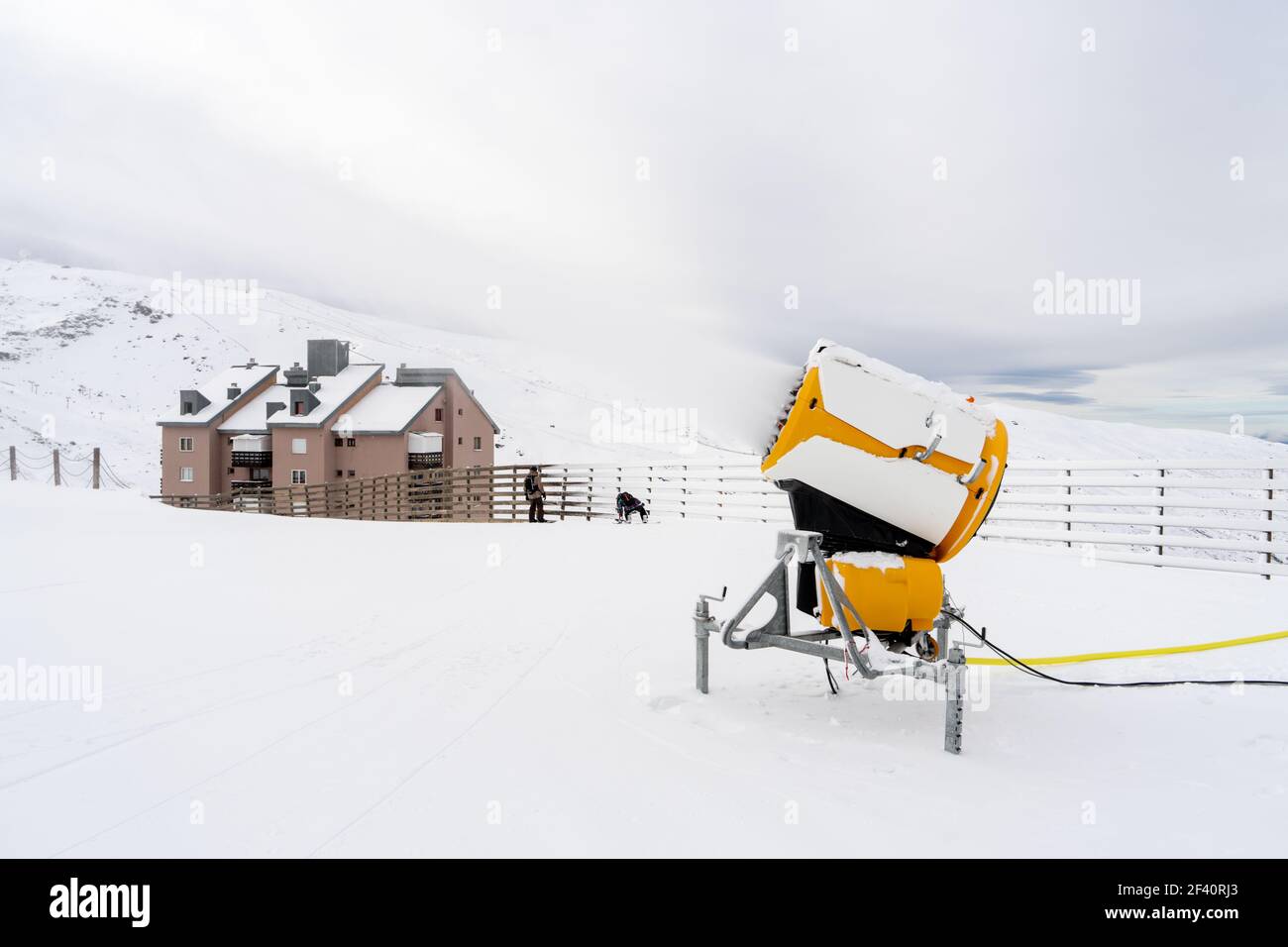 Espagne, Andalousie, Grenade. Canons à neige en opération à la station de ski de la Sierra Nevada. Concepts de voyage et de sport. Canons à neige en opération en Sierra Nevada Banque D'Images