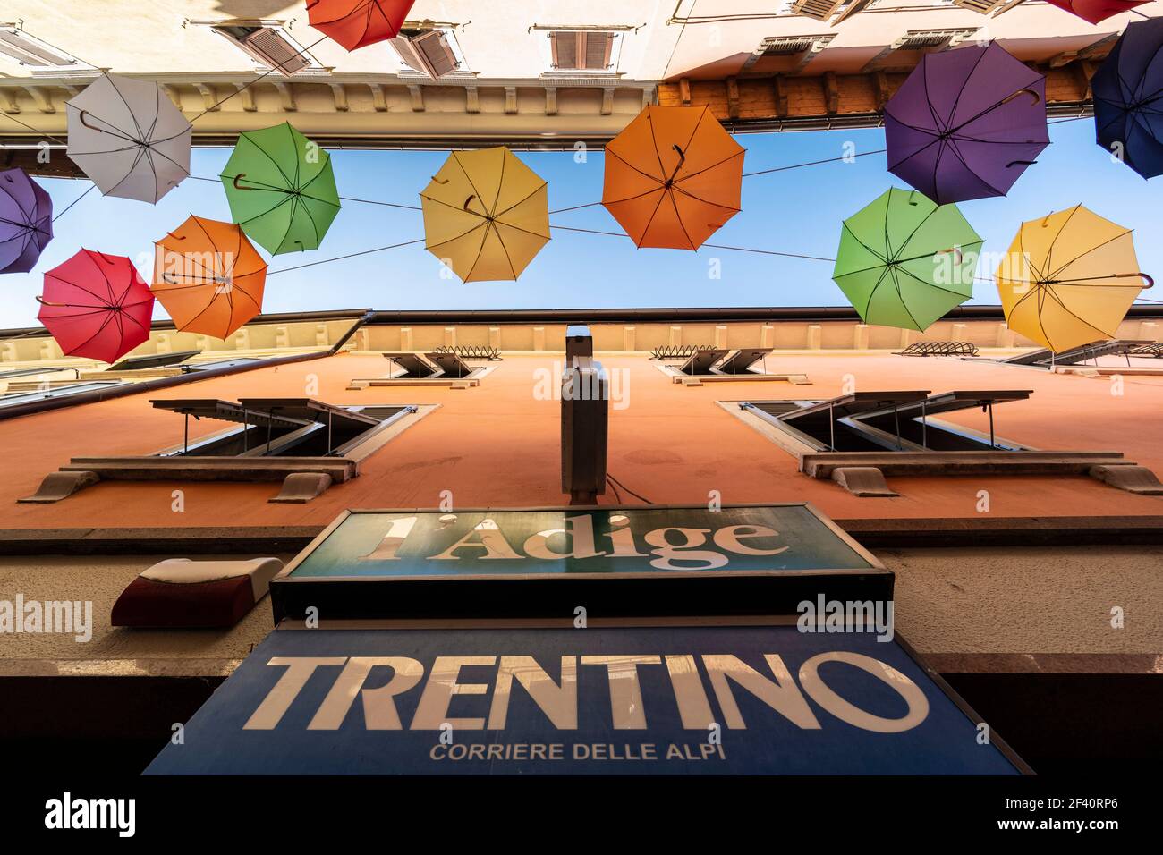 Rovereto. Italie. Parasols colorés dans le centre historique de la ville. Banque D'Images