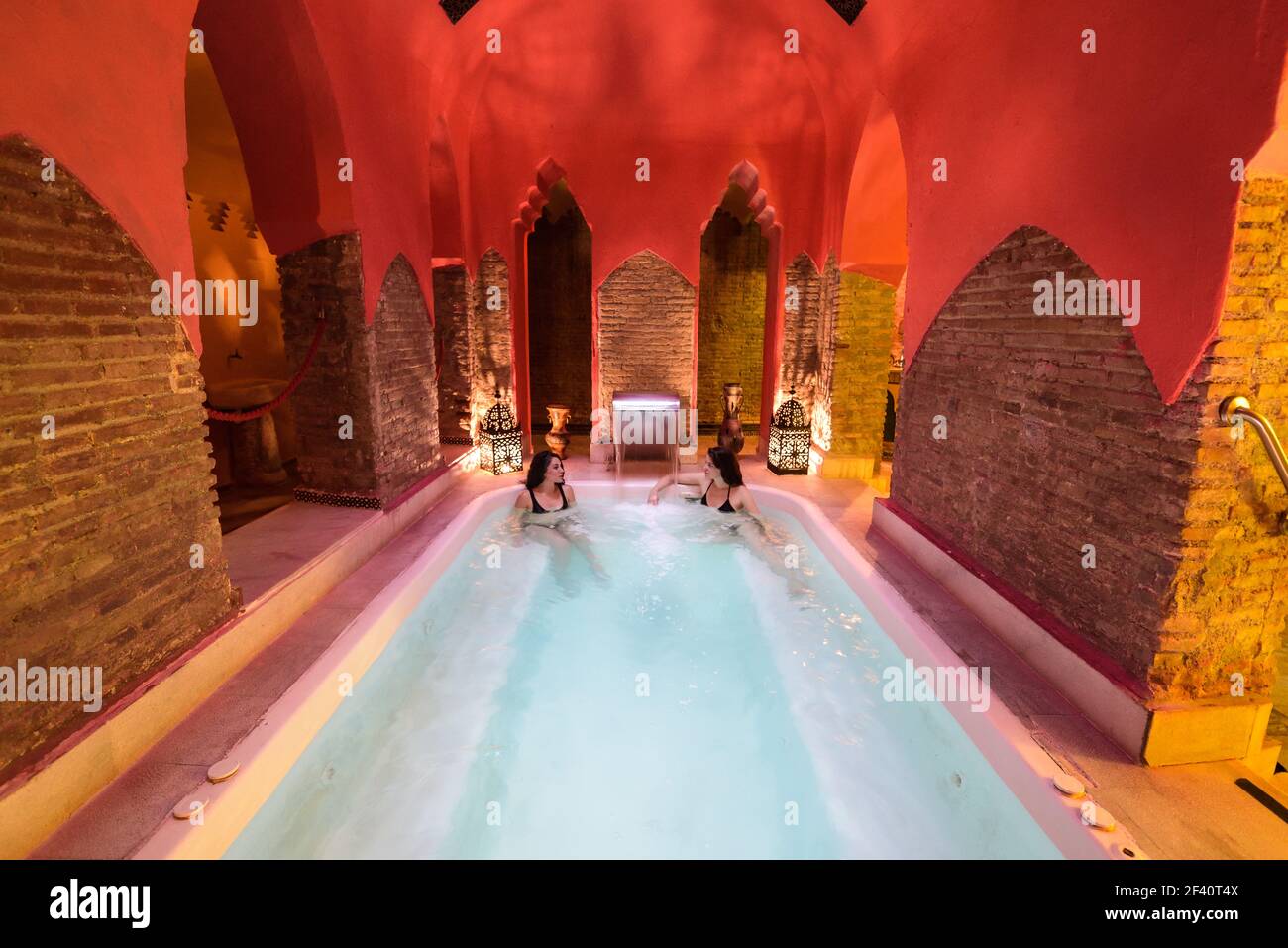 Deux femmes appréciant les bains arabes hammam à Grenade, Andalousie, Espagne. Bains Elvira. Piscine d'eau chaude... Deux femmes appréciant les bains arabes hammam à Grenade Banque D'Images