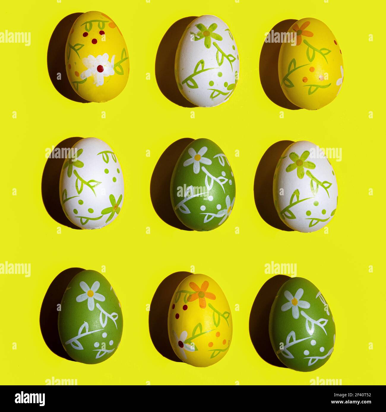 Certains ont décoré des œufs de Pâques sur une surface jaune Banque D'Images