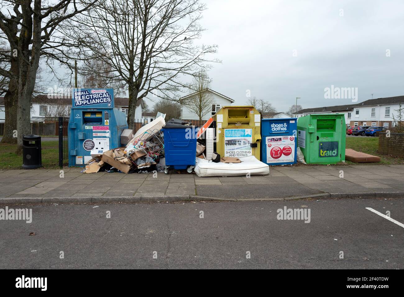 Élimination des déchets et poubelles débordant Banque D'Images