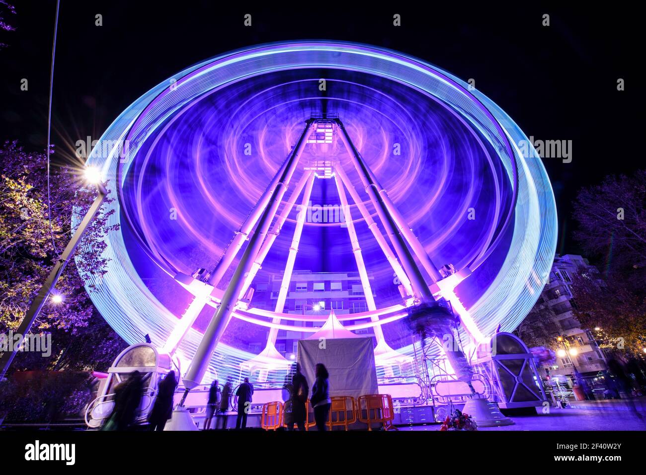 Grande roue la nuit à la foire de Grenade, Andalousie, Espagne. Grande roue la nuit à la foire de Grenade. Banque D'Images