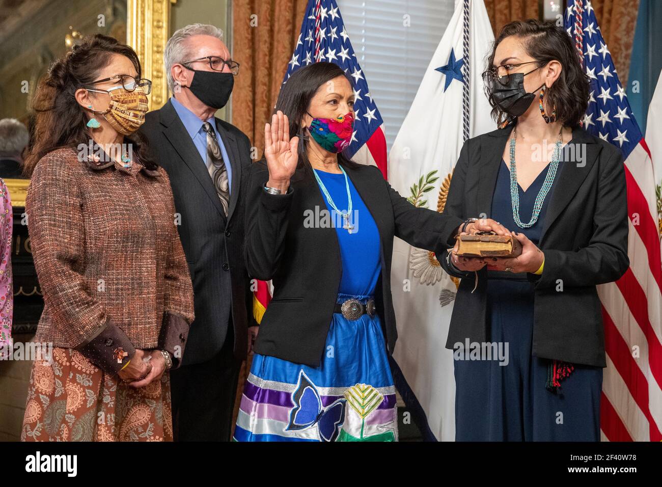 Debra Haaland, avec sa fille Somah Haaland (R) et des membres de sa famille, participe à sa cérémonie de prestation de serment en tant que secrétaire de l'intérieur au bureau de cérémonie du vice-président dans le bâtiment Eisenhower Executive Office à Washington, DC, USA, 18 mars 2021. Debra Haaland est la première personne amérindienne à servir comme secrétaire du Cabinet présidentiel. Crédit : Shawn Thew/Pool via CNP /MediaPunch Banque D'Images