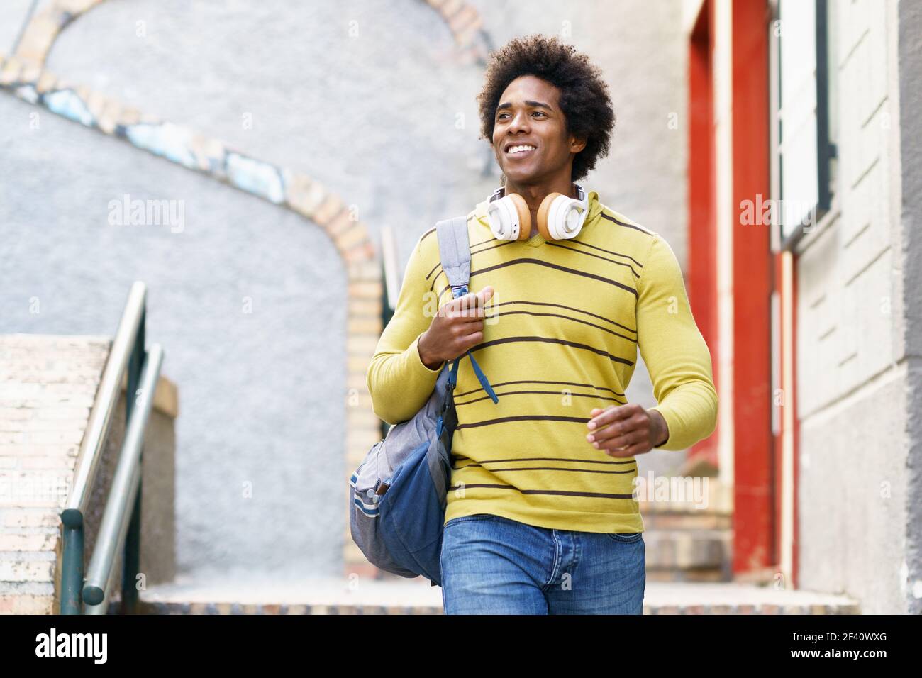 Homme noir cubain avec des cheveux afro à Grenade, Andalousie, Espagne. Homme noir avec des cheveux afro à Grenade Banque D'Images