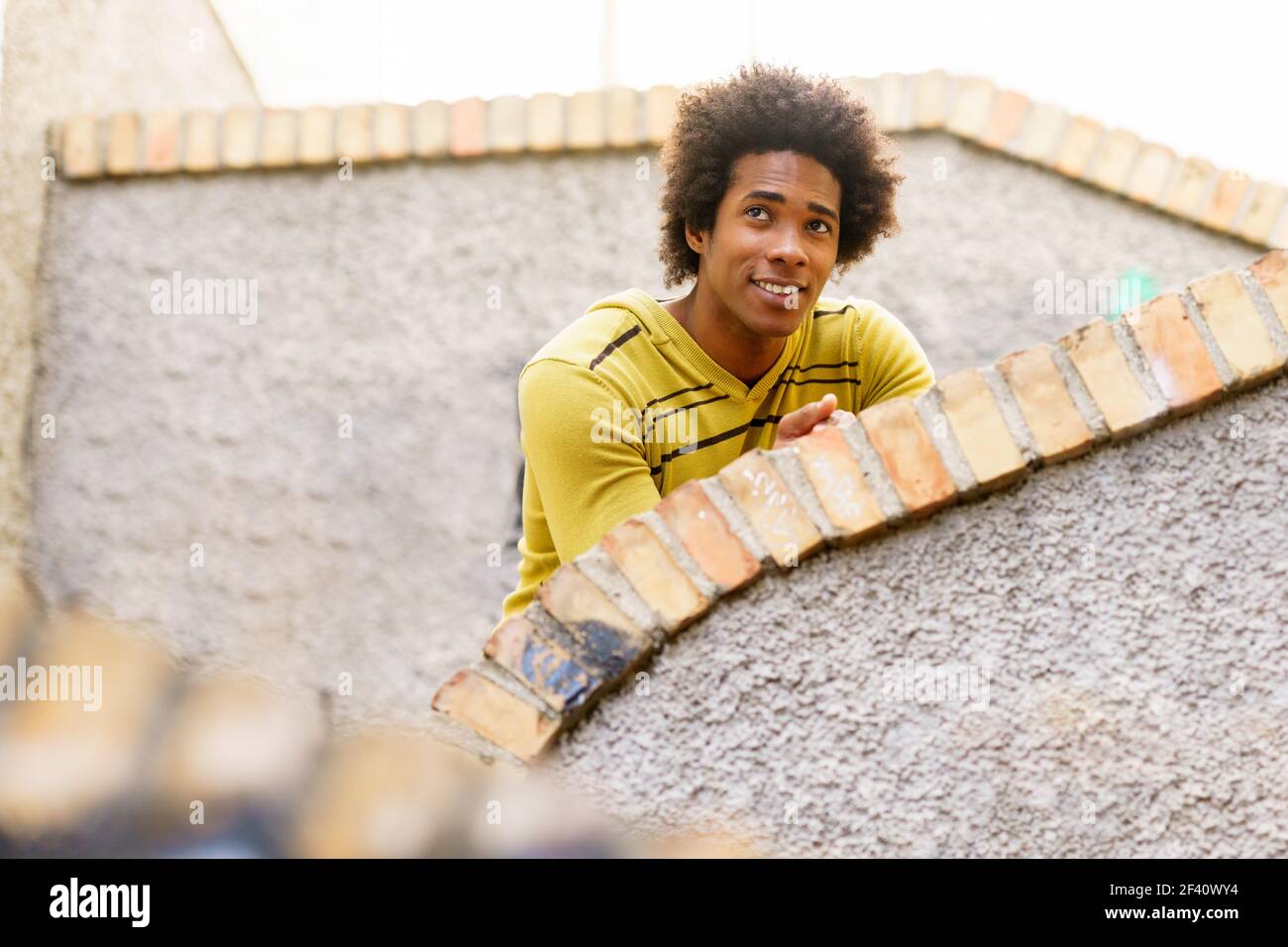 Homme noir cubain avec des cheveux afro à Grenade, Andalousie, Espagne. Homme noir avec des cheveux afro à Grenade Banque D'Images
