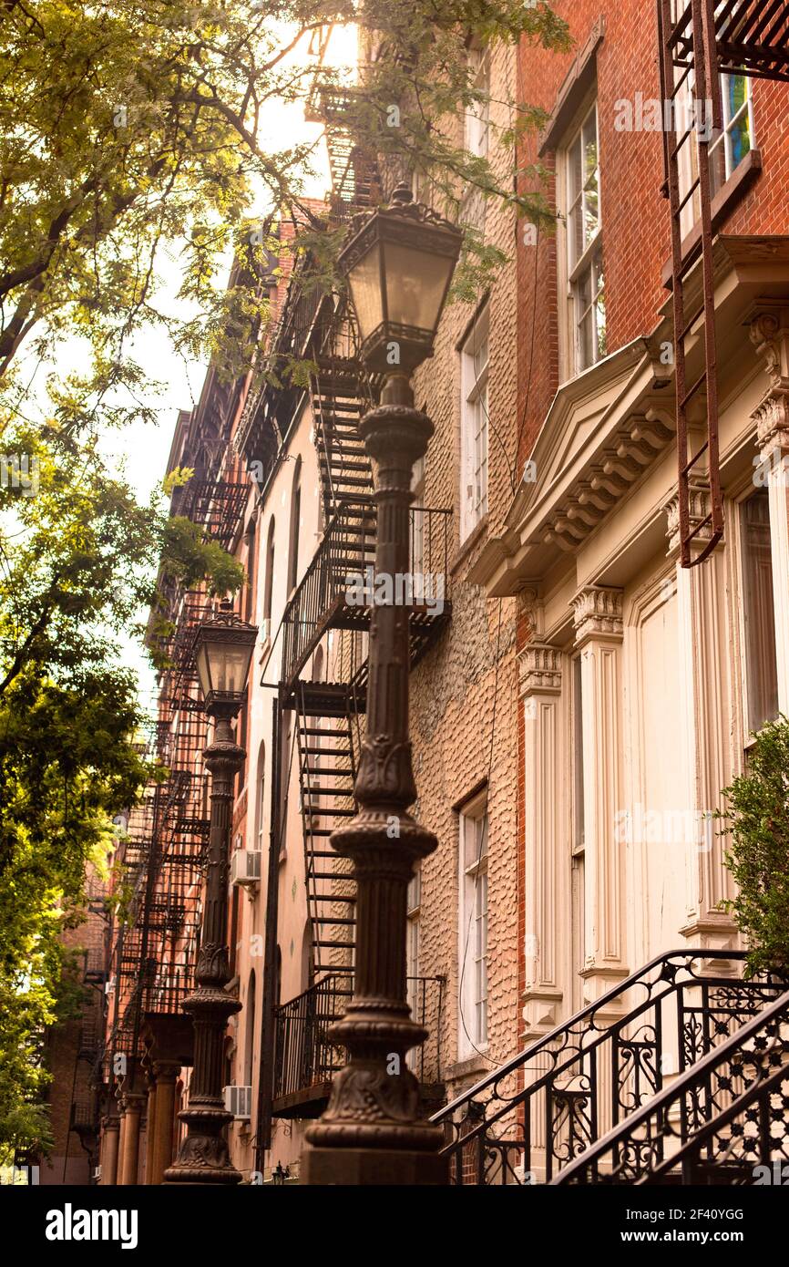 Scène de rue de quartier résidentiel avec une rangée de bâtiments Vue de New York City Manhattan Banque D'Images