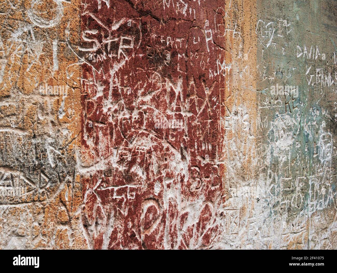 griffeaux et graffiti rayés dans le mur de pierre Banque D'Images