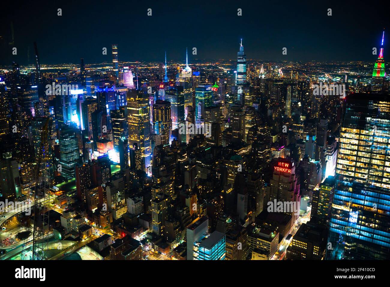 Scène nocturne à travers la ville de Manhattan, New York avec de nombreux bâtiments illuminés par une nuit sombre Banque D'Images