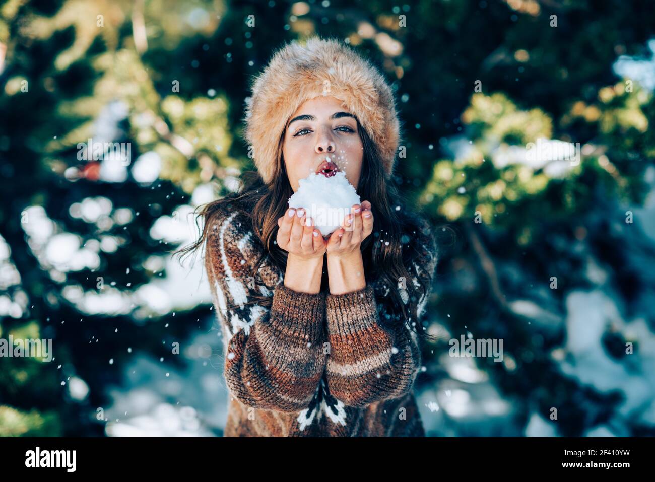 Jeune femme profitant des montagnes enneigées en hiver, en Sierra Nevada, Grenade, Espagne. Femme portant des vêtements d'hiver jouant avec la neige. Jeune femme profitant des montagnes enneigées en hiver Banque D'Images