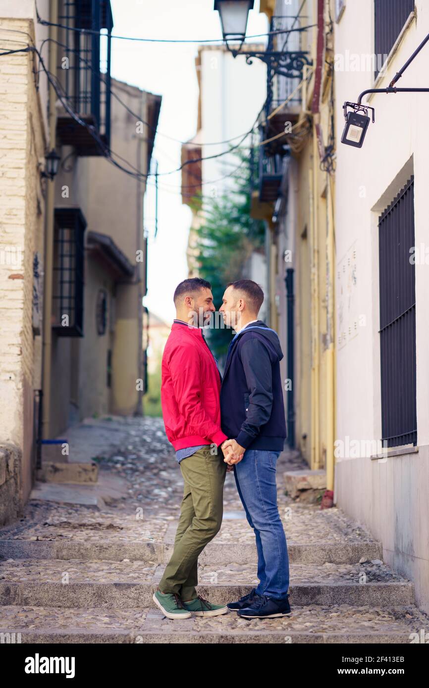 Couple gay dans un moment romantique dans la rue. Concept de style de vie... Couple gay dans un moment romantique dans la rue. Banque D'Images