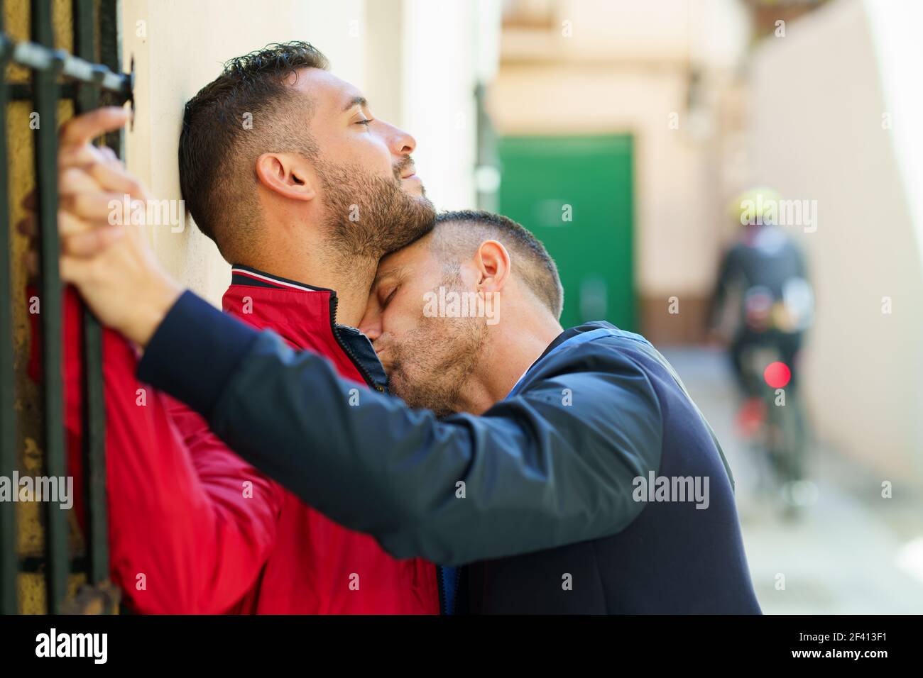 Couple gay s'embrassant dans un moment romantique. Concept de relation homosexuelle.. Couple gay encadre dans un moment romantique à l'extérieur Banque D'Images